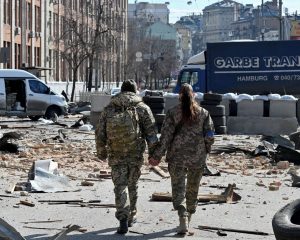 116__A-couple-of-Ukrainian-defenders-are-holding-hands-in-Kyiv-17-March-2022-By-Sergei-Supinsky